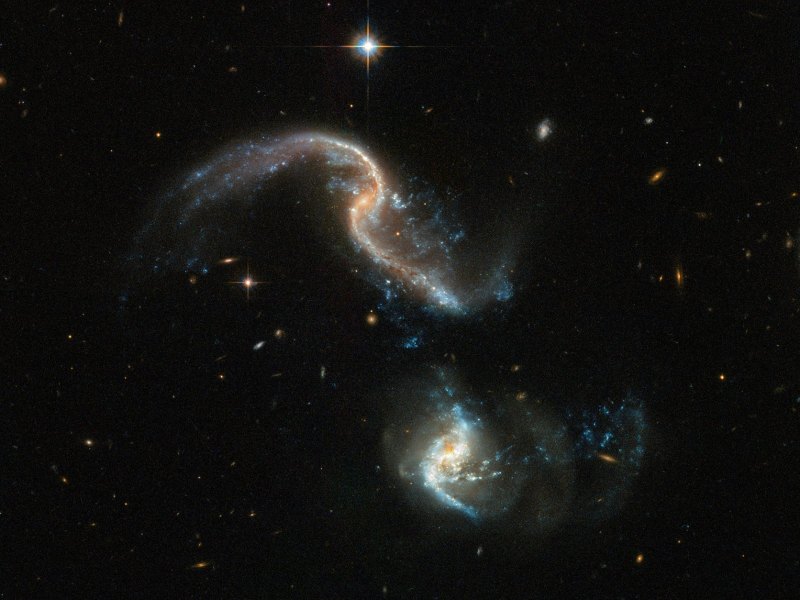 Zwei Galaxien fusionieren.