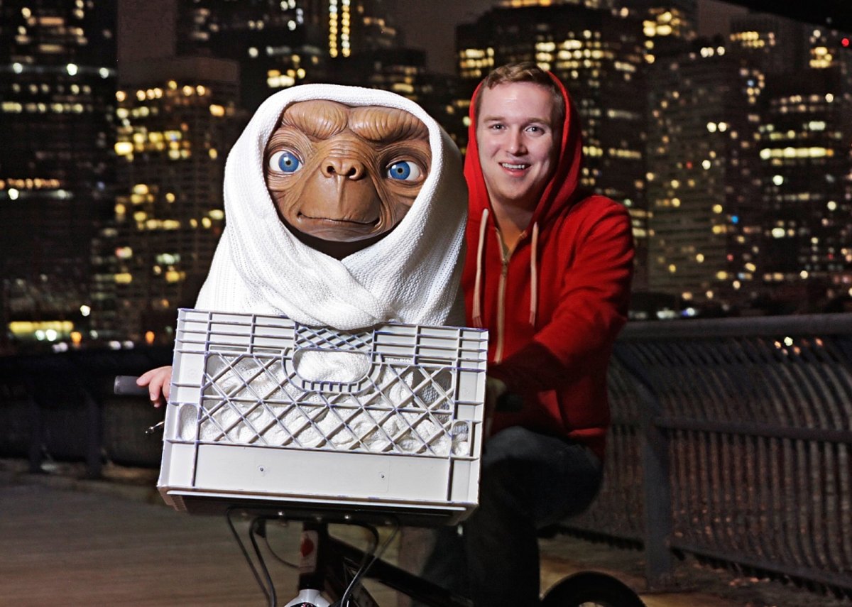 Wachsfigur von E.T. mit Jungen auf einem Fahrrad vor der Kulisse New Yorks.