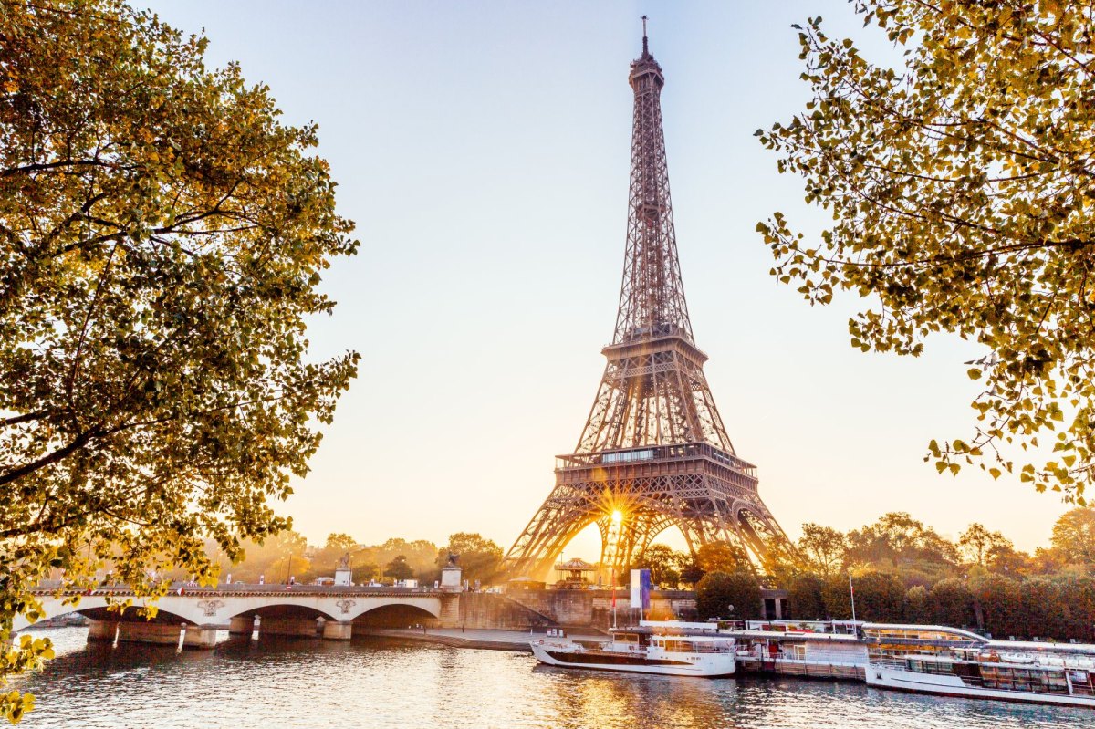 Eiffelturm im Hintergrund.