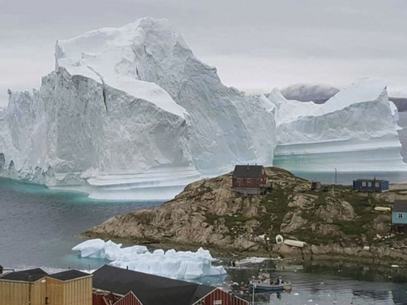 Der Eisberg bewegt sich bedrohlich auf ein Dorf zu.