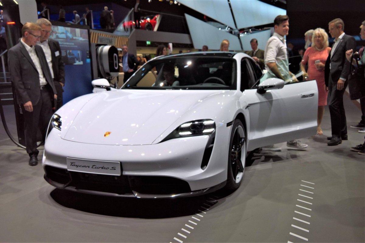 Porsche Taycan auf einem Messestand