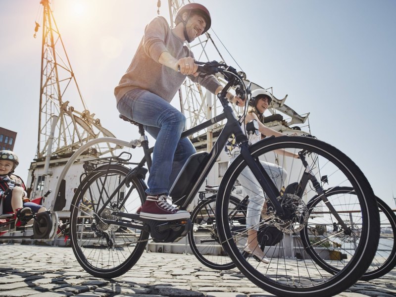 Mann auf E-Bike in der Sonne