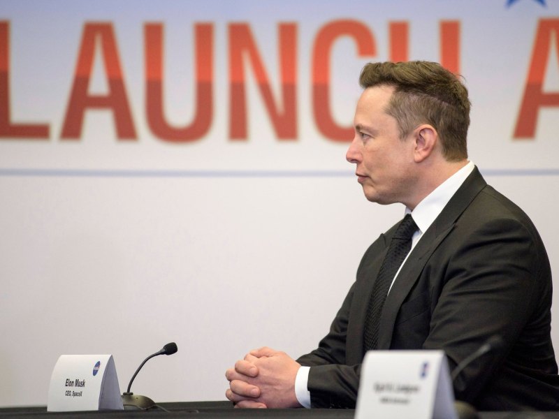 Elon Musk bei einer Pressekonferenz