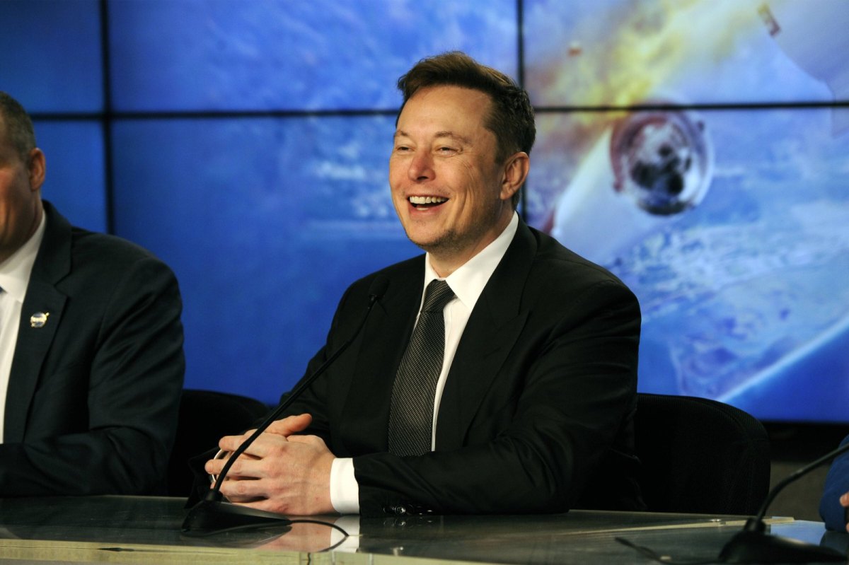 Elon Musk am Lachen.