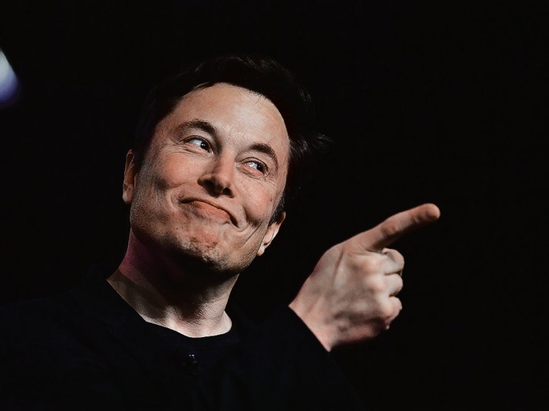 Elon Musk zeigt mit dem Zeigefinger.