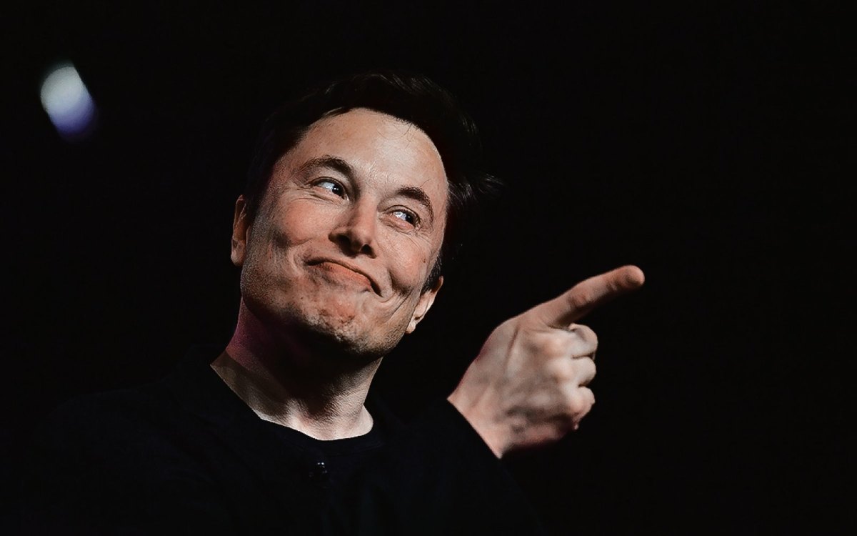 Elon Musk zeigt mit dem Zeigefinger.