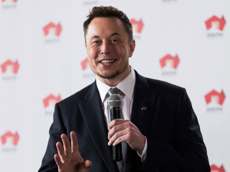 Elon Musk am Mikrofon