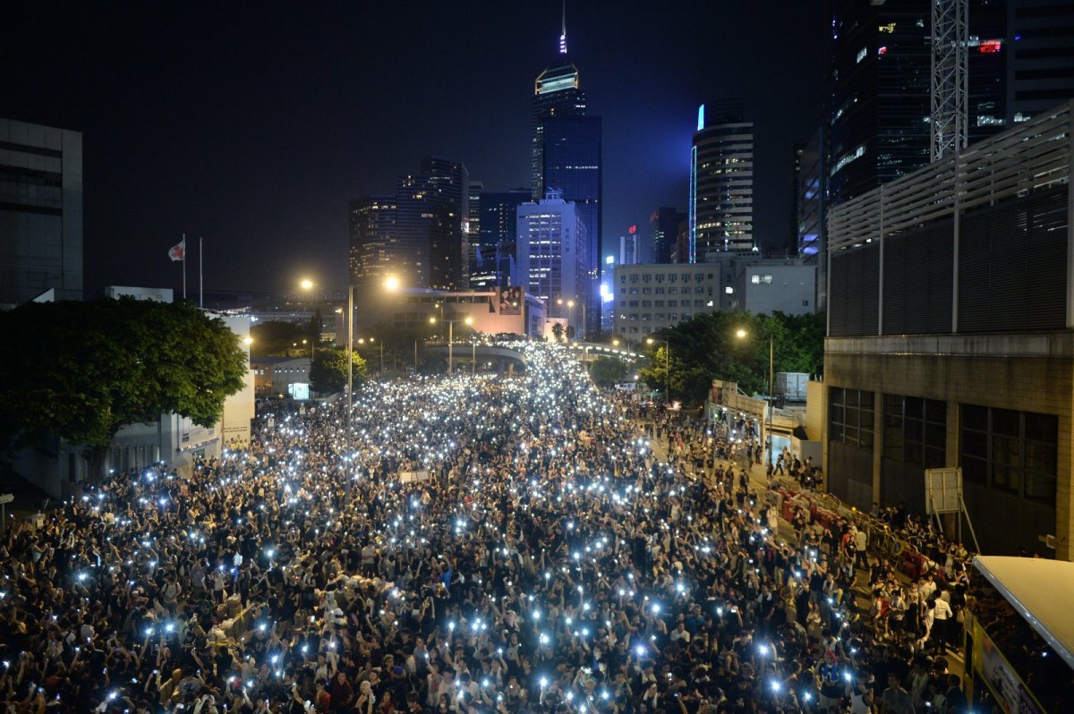 Eine Menschenmenge hält ihre Smartphones mit eingeschalteten Lichtern hoch.