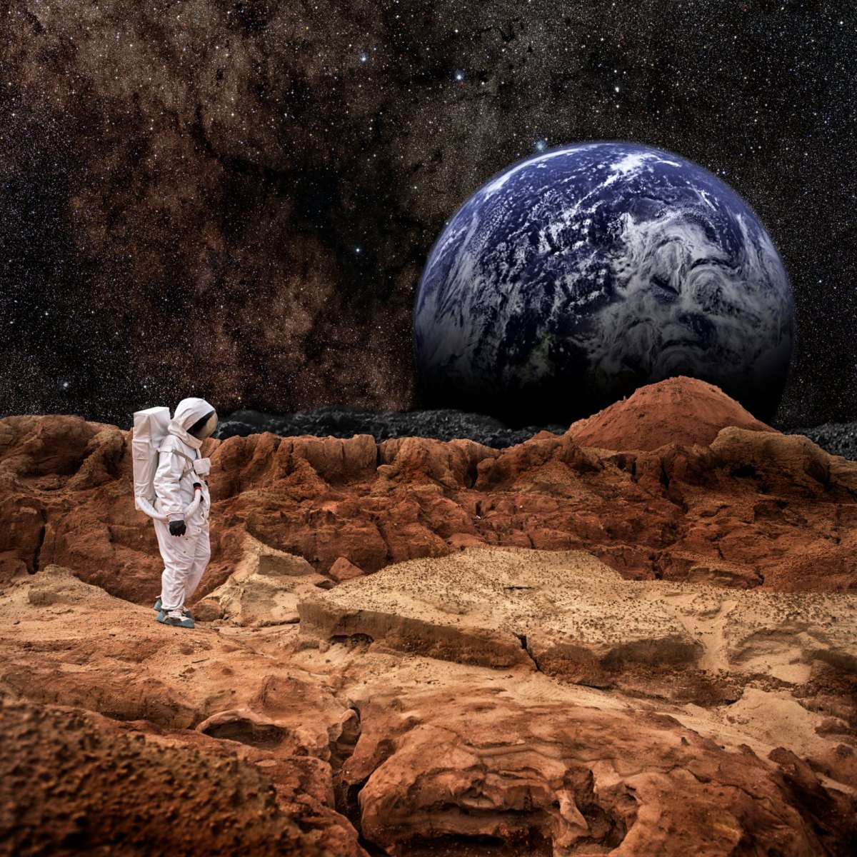 Astronaut läuft auf Mars