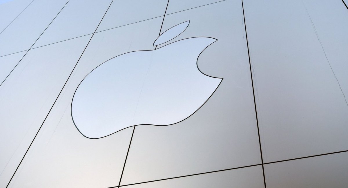 Das Logo von Apple auf einer Gebäudewand.