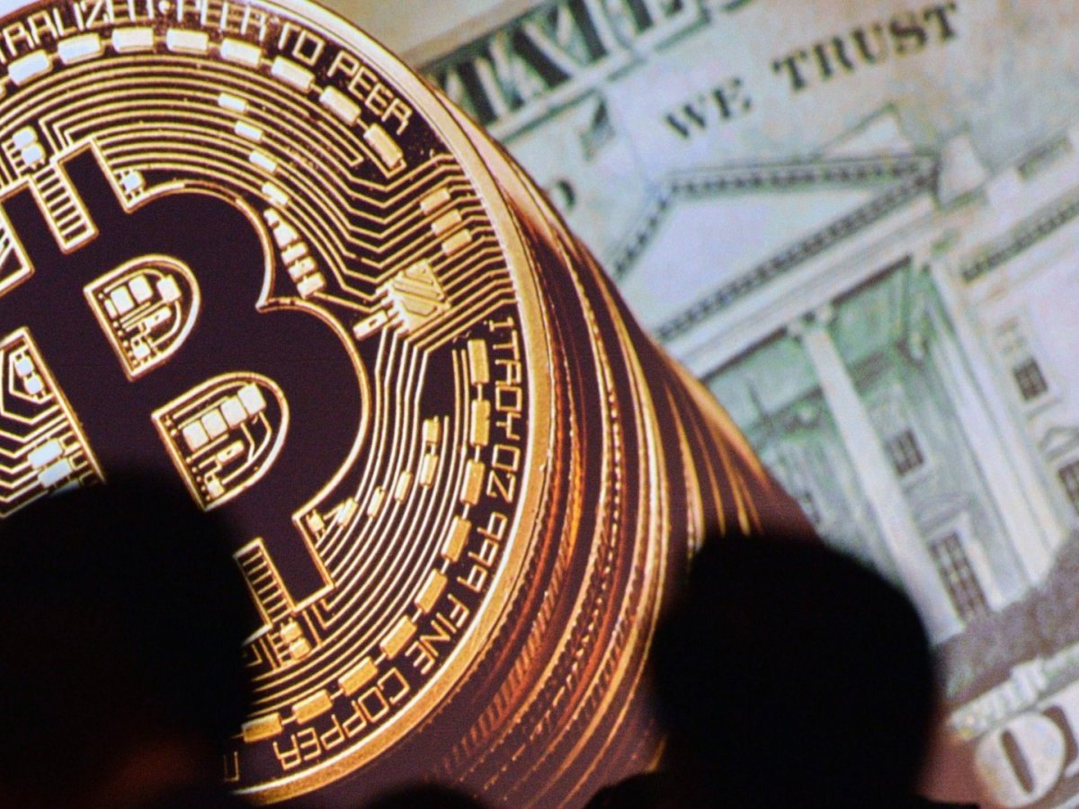 Bitcoin-MÜnzen vor US-Dollarnote