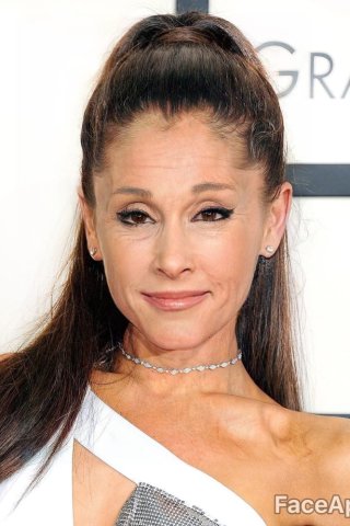 Sängerin Ariana Grande sieht mit der FaceApp nicht mehr ganz so frisch aus. 