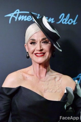 Mithilfe von FaceApp sehen wir Sängerin Katy Perry im Oma-Style.