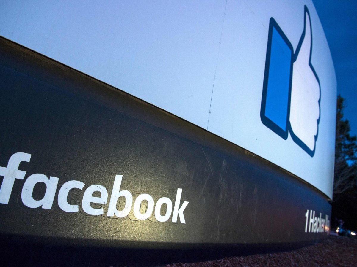 Das Facebook-Logo und der Facebook-Daumen