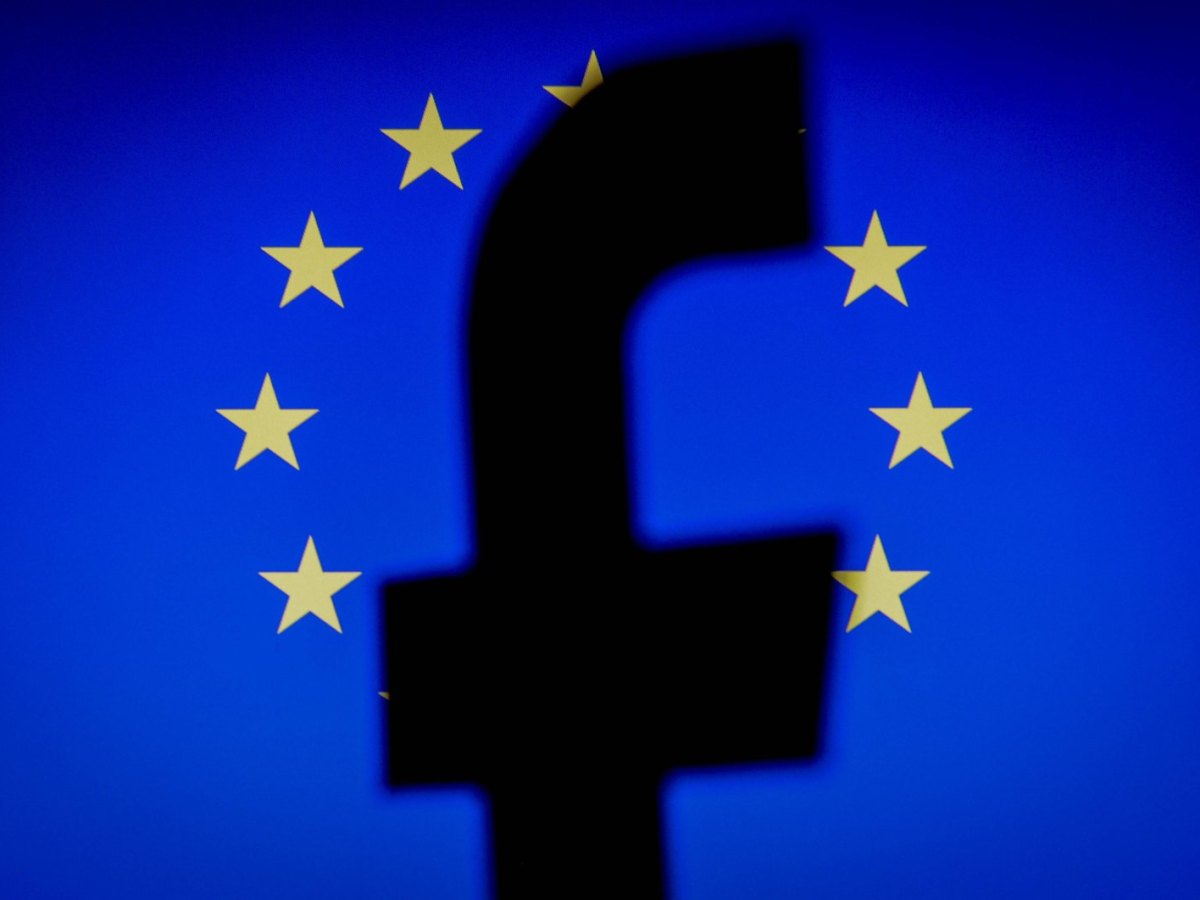 Facebook-Icon schattiert vor einer EU-Flagge