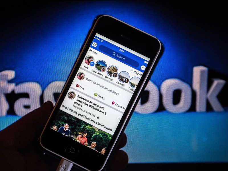 Smartphone mit einer Facebook-Timeline