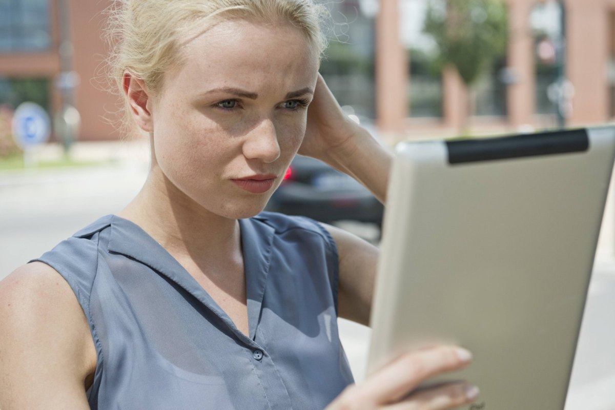 Eine Frau schaut auf ihr iPad