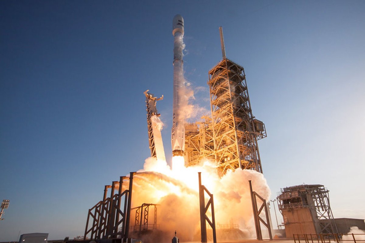 SpaceX Falcon Heavy startet.