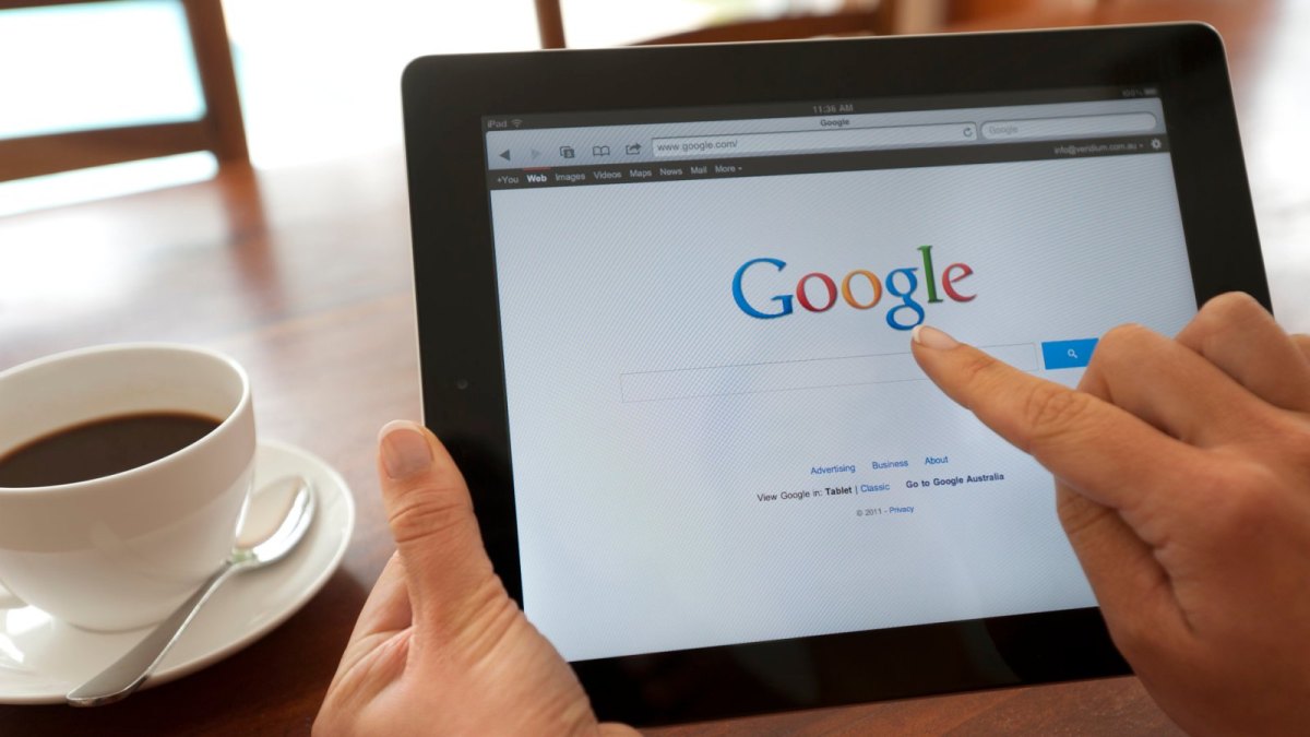 Das Google-Logo auf einem Tablet-Bildschirm.