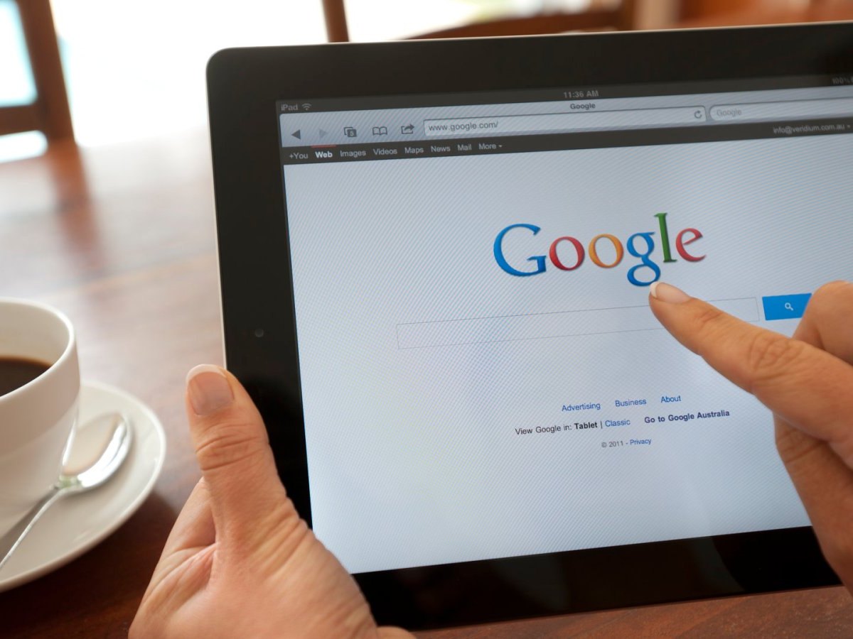 Das Google-Logo auf einem Tablet-Bildschirm.