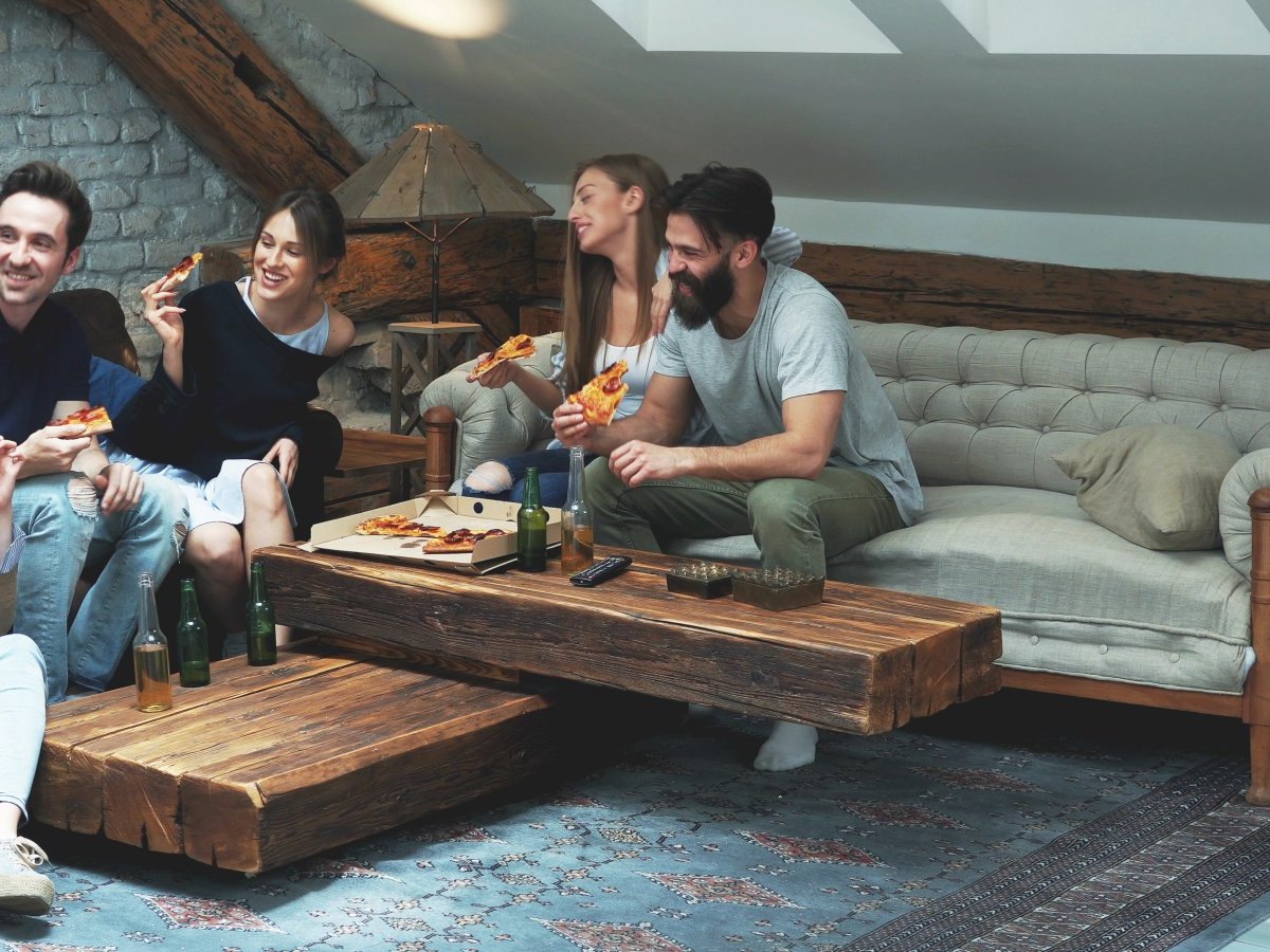 Freunde auf der Couch.