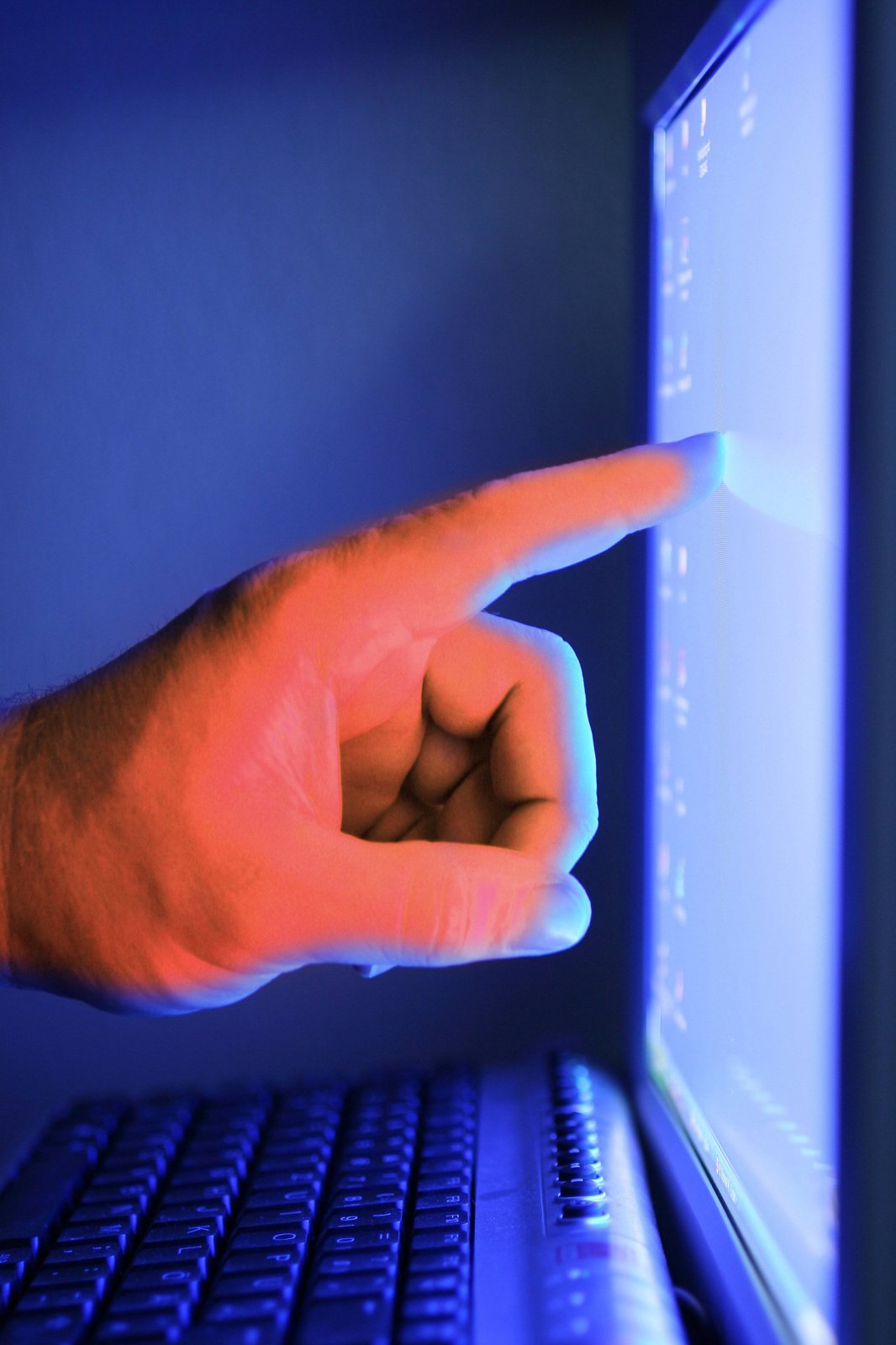 Ein Finger berührt einen Computerbildschirm.