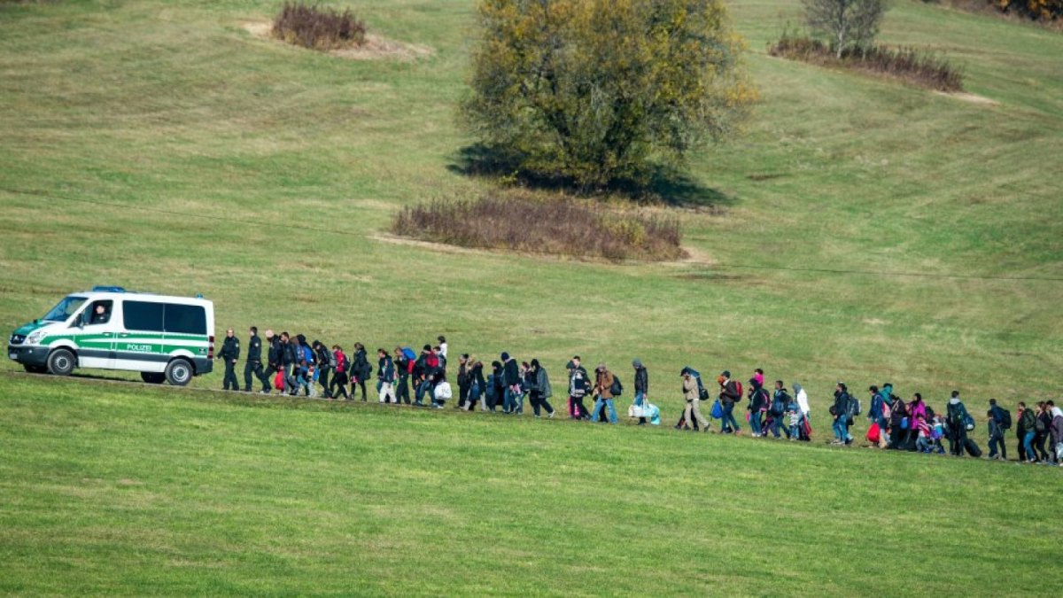 Das Bild wurde 2015 in Bayern aufgenommen. Viele Menschen sehen die Einwanderung von Flüchtlingen skeptisch.