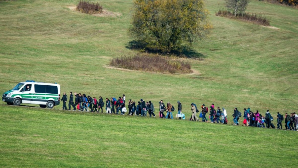 Das Bild wurde 2015 in Bayern aufgenommen. Viele Menschen sehen die Einwanderung von Flüchtlingen skeptisch.