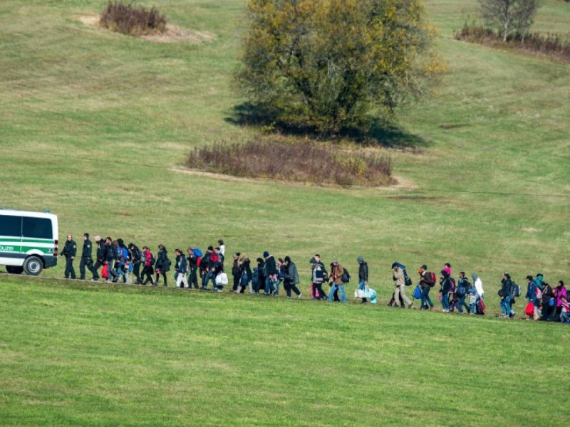 Das Bild wurde 2015 in Bayern aufgenommen. Viele Menschen sehen die Einwanderung von Flüchtlingen skeptisch.