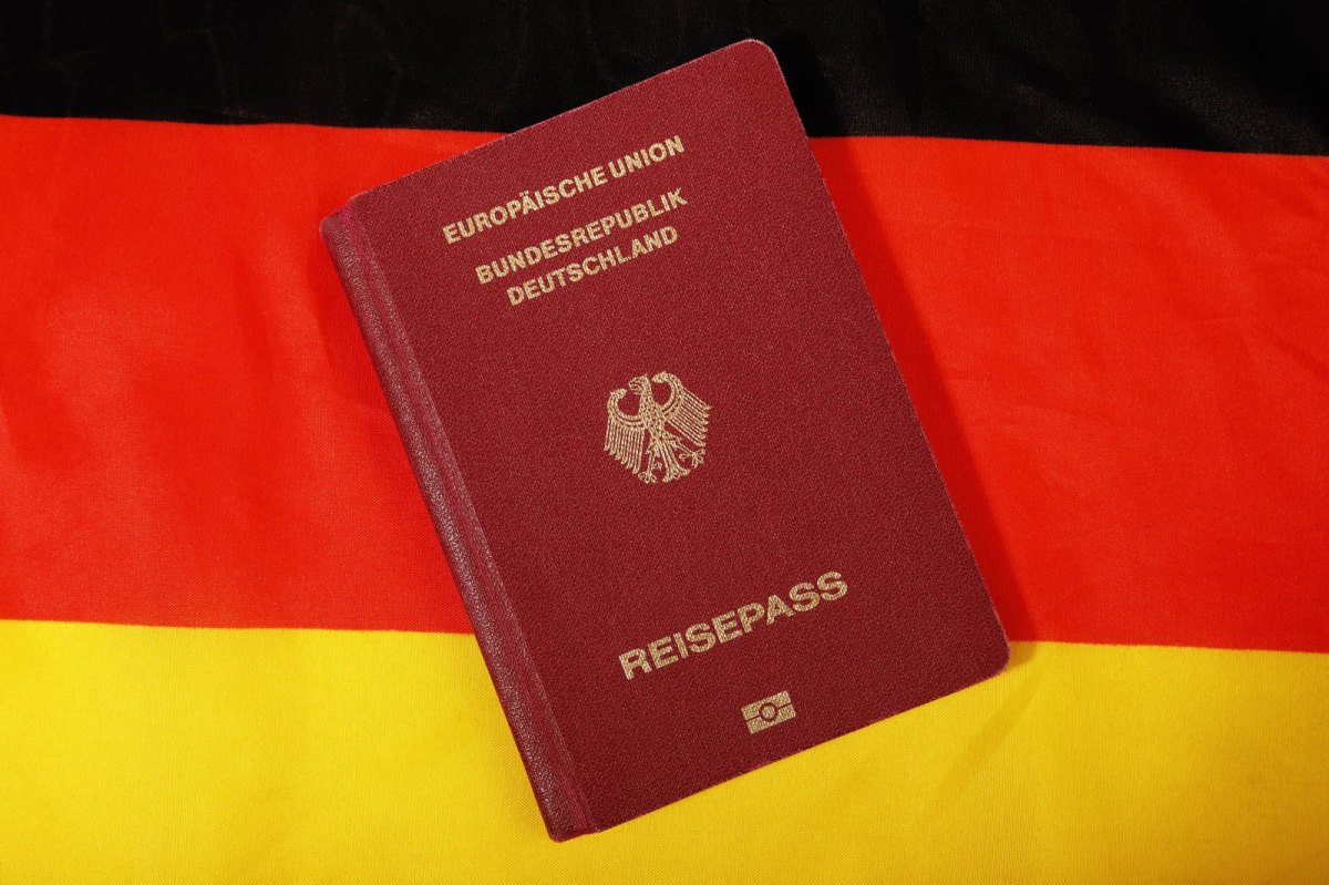 Reisepass auf Deutschlandflagge