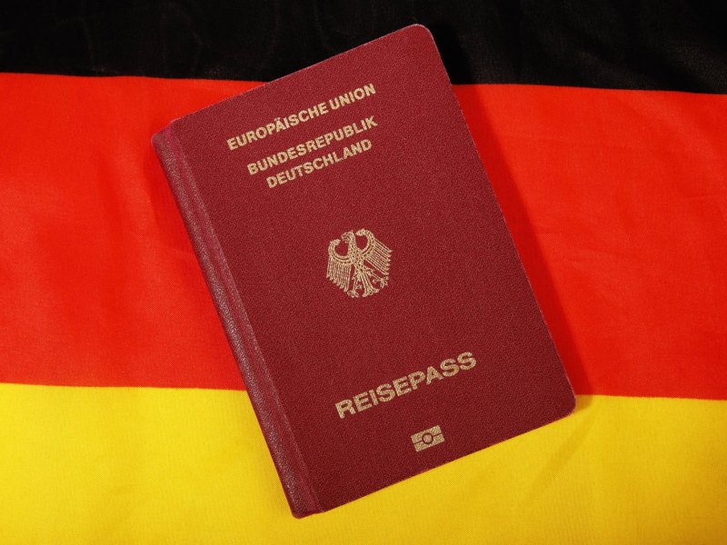 Reisepass auf Deutschlandflagge