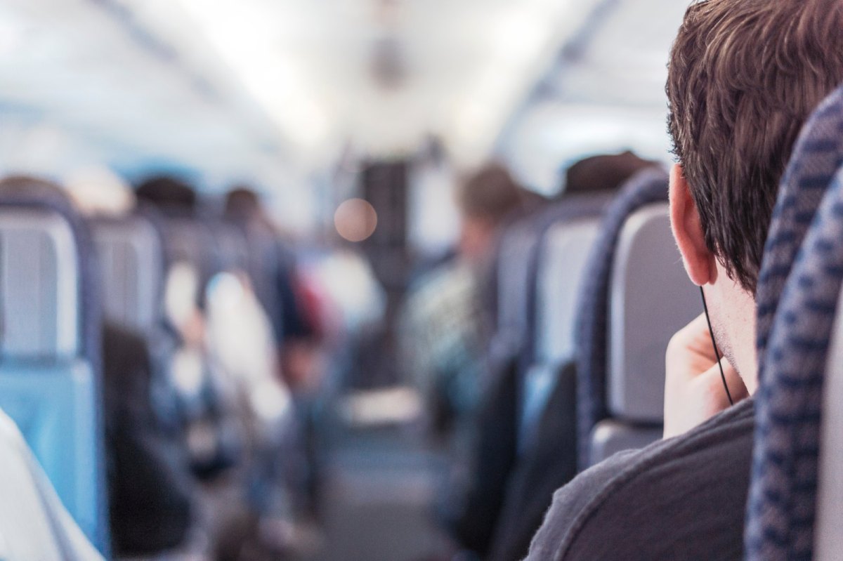 Mann sitzt im Flugzeug.