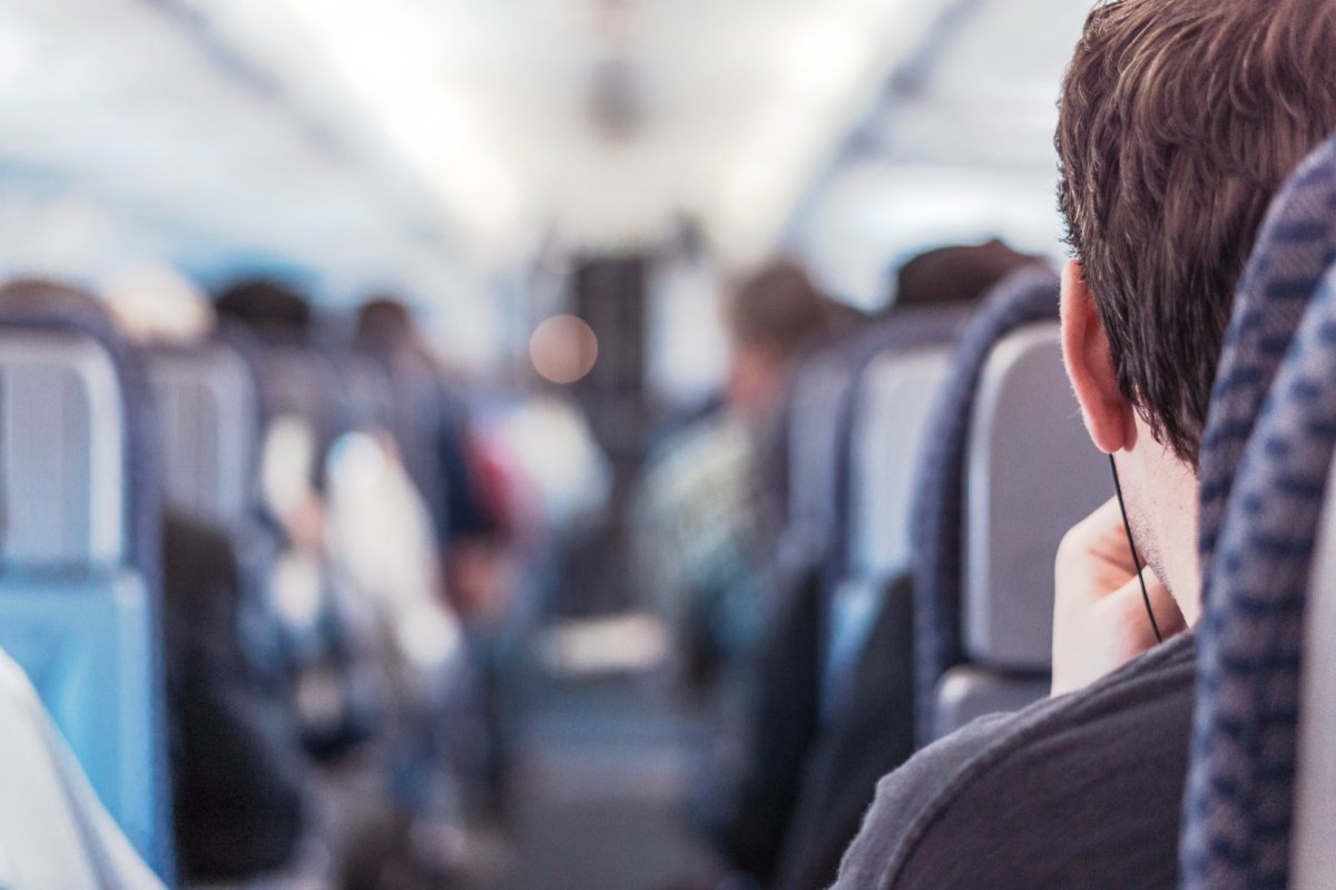 Mann sitzt im Flugzeug.