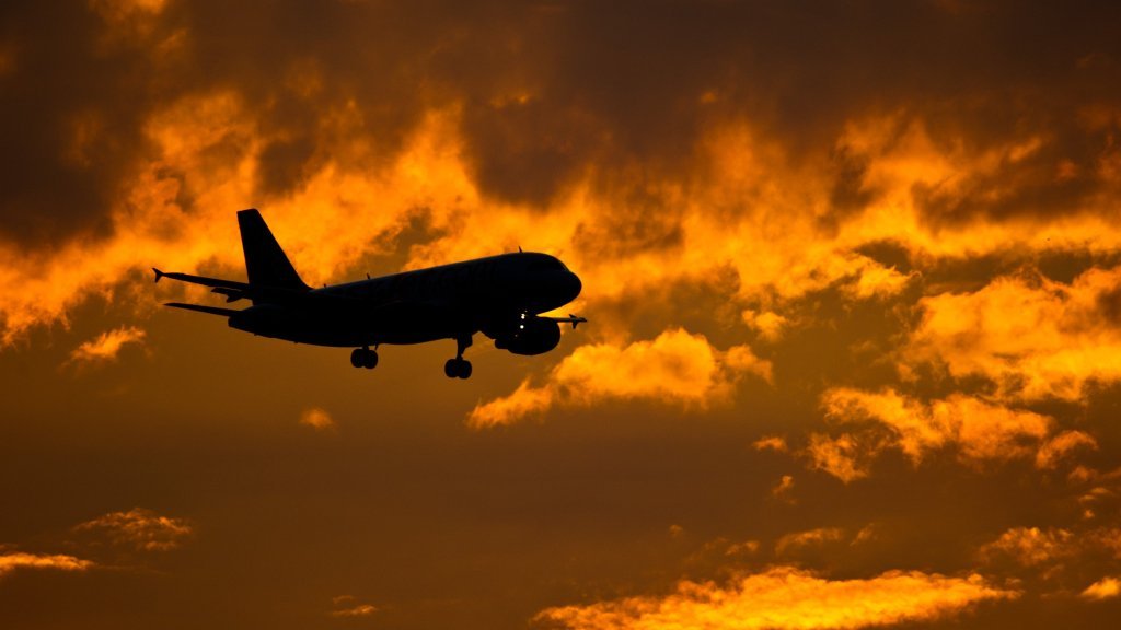 Können Handys im Flugzeug ohne Flugzeugmodus wirklich gefährlich werden?