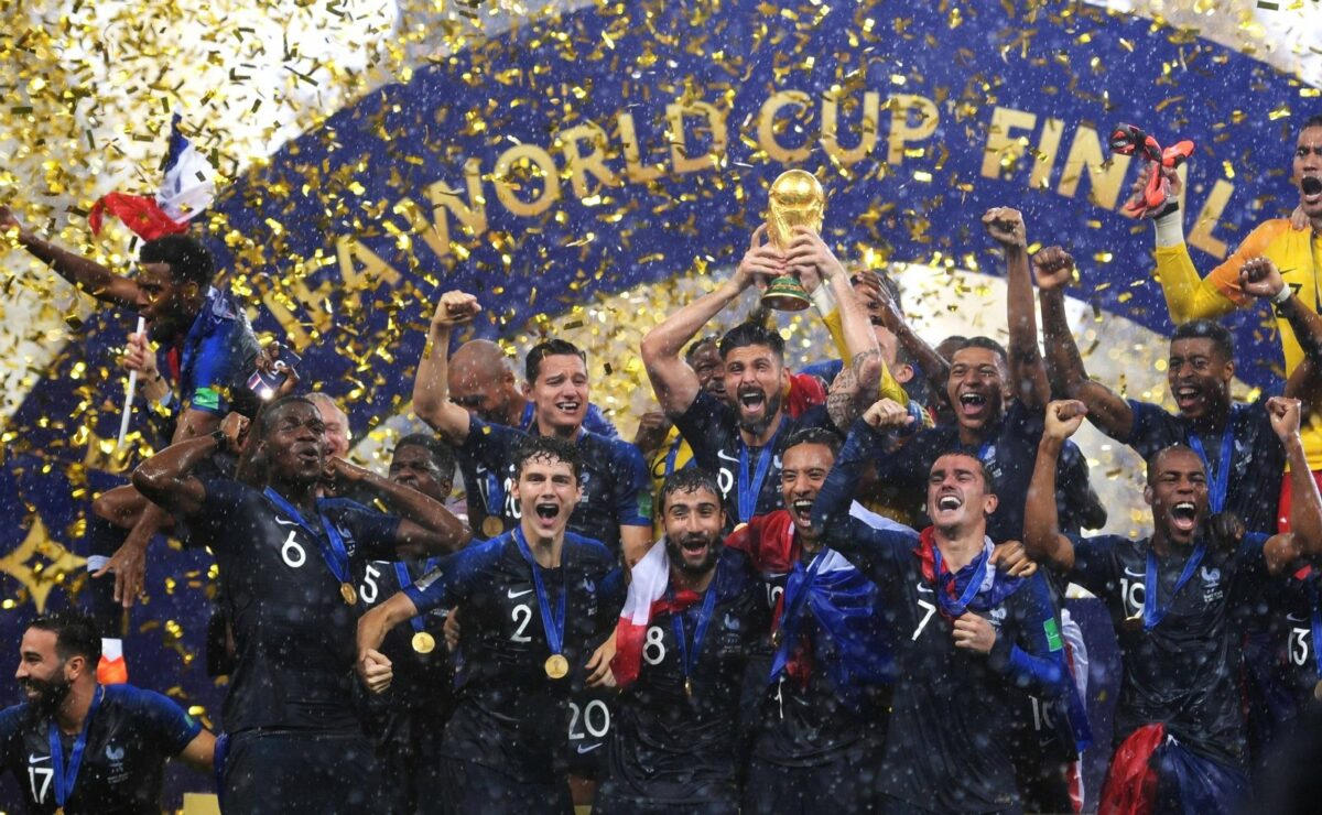 Die französische Fußball-Nationalmannschaft feiert auf der Tribüne ihren Weltmeistertitel.