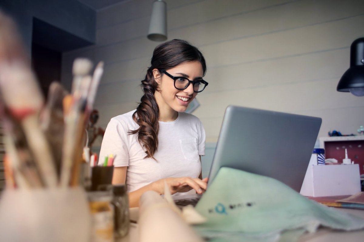 Frau blickt auf PC