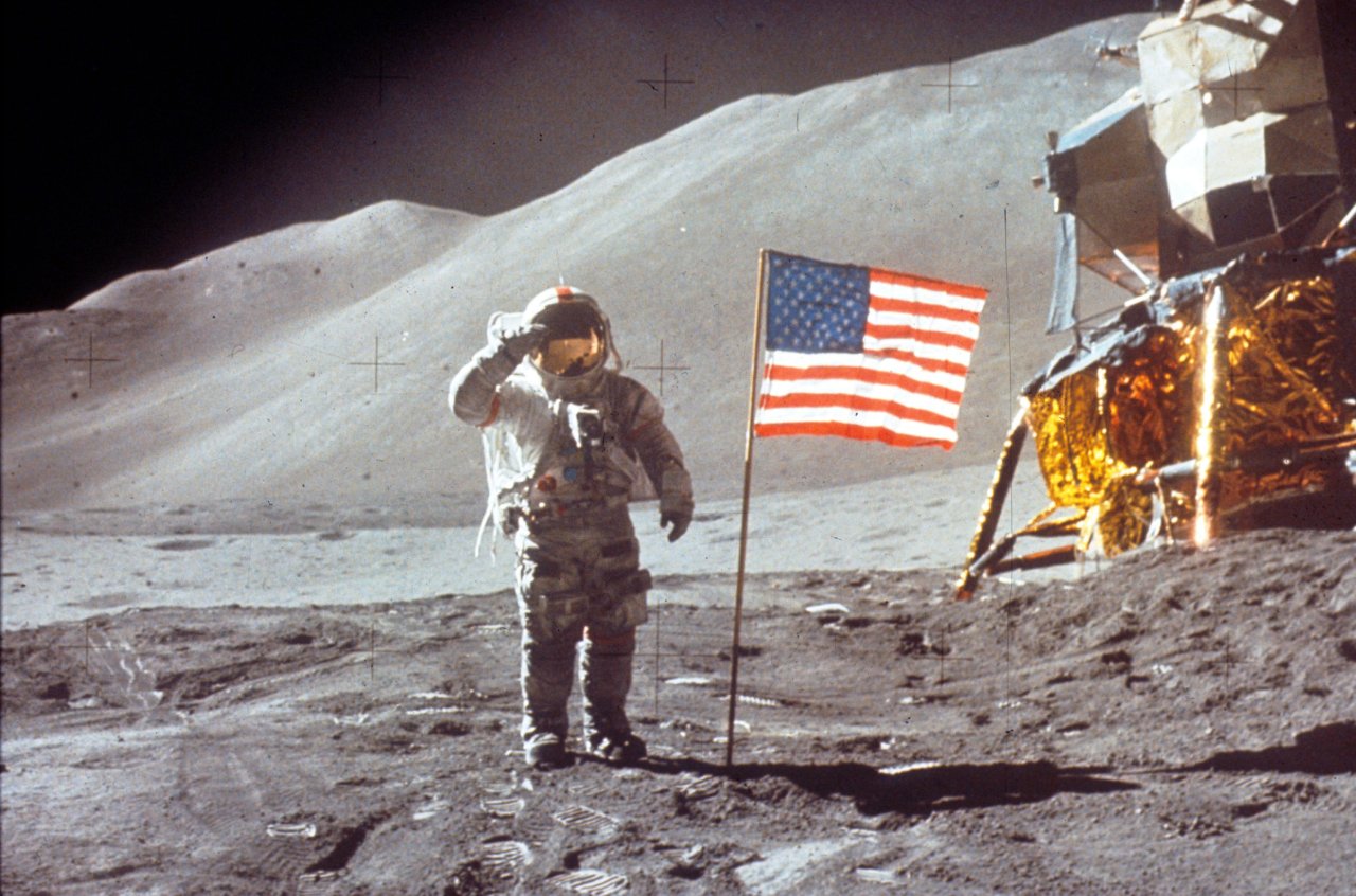 Astronaut David Scott salutiert 1971 auf dem Mond vor der US-Flagge. 2024 soll erstmals eine Frau den Mond betreten. 