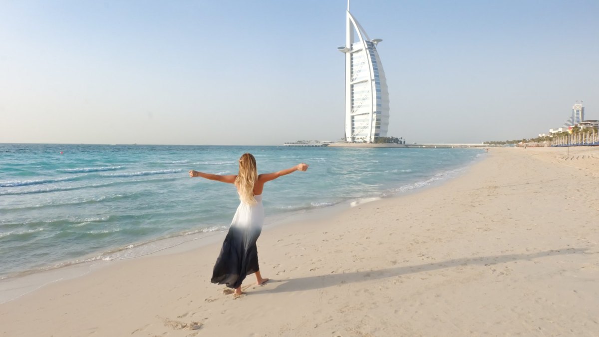 Frau am Strand von Dubai