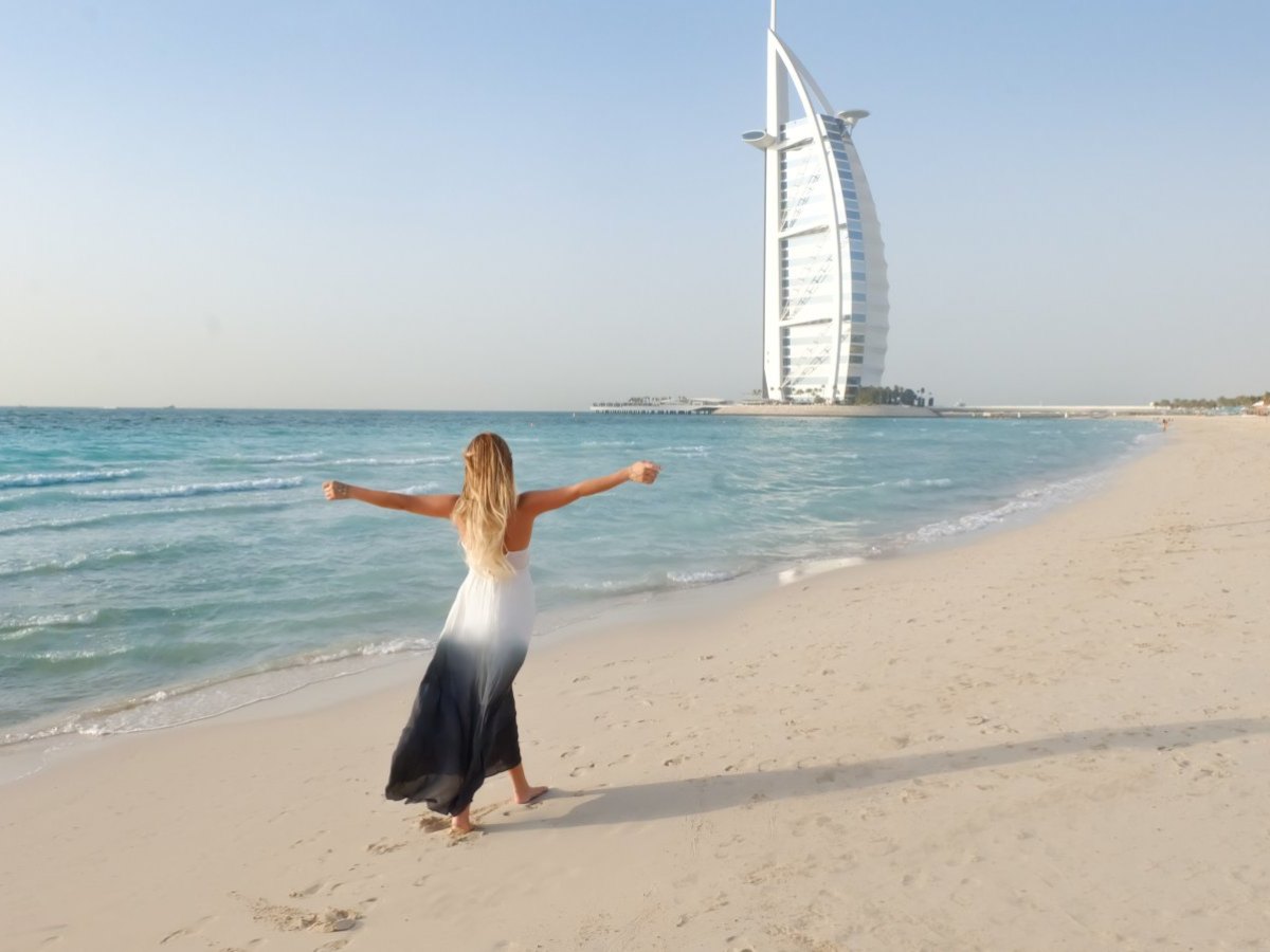 Frau am Strand von Dubai