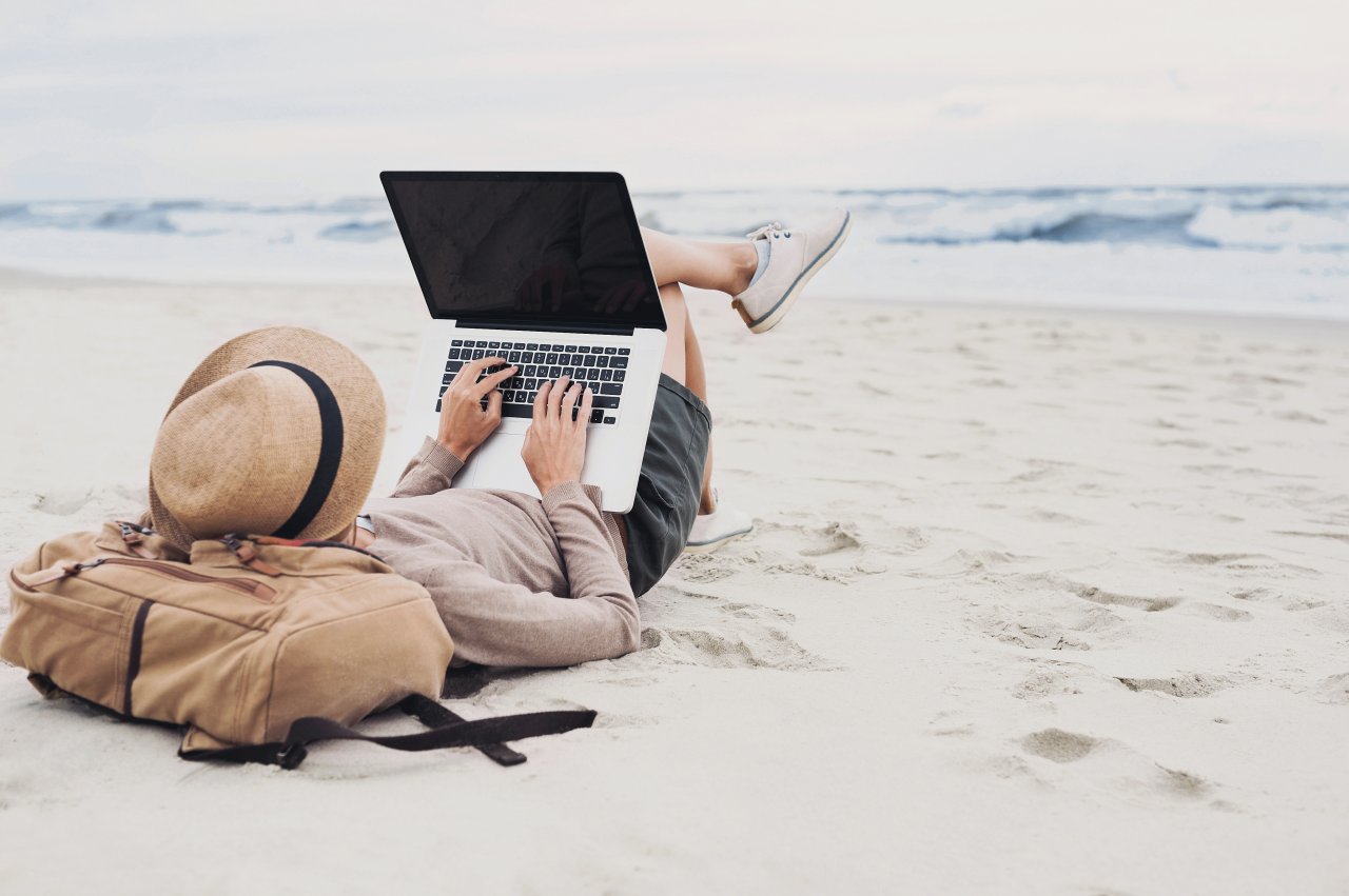 Wenn du auch gerne mit deinem Laptop gemütlich am Strand liegst, solltest du dir einen Outdoor-Laptop-Rucksack zulegen.