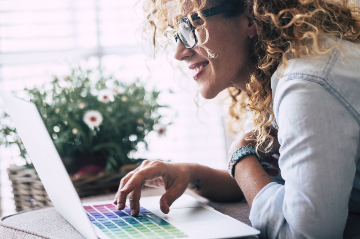 Frau mit Laptop