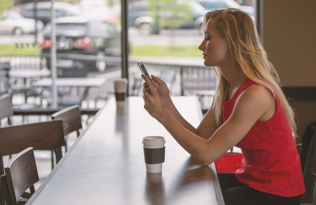 Eine Frau schaut auf ihr Smartphone