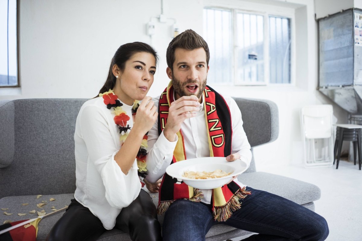 Fußballfans gucken Fußball.