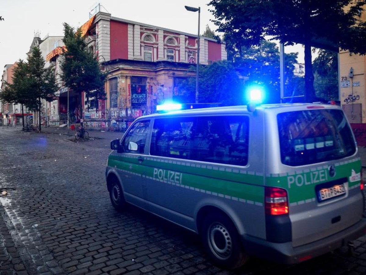 Nach einer langen Nacht: Ein Polizeifahrzeug verlässt in Hamburg nach Krawallen das Schanzenviertel.