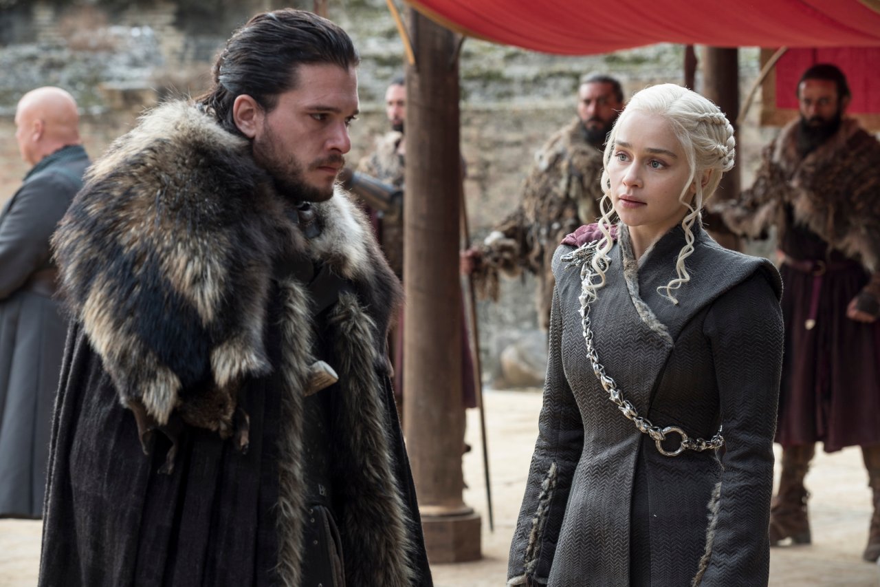 Streamst du "Game of Thrones" Staffel 8, erfährst du, wie es mit der Liebesgeschichte von Jon Snow und Daenerys Targaryen weitergeht.