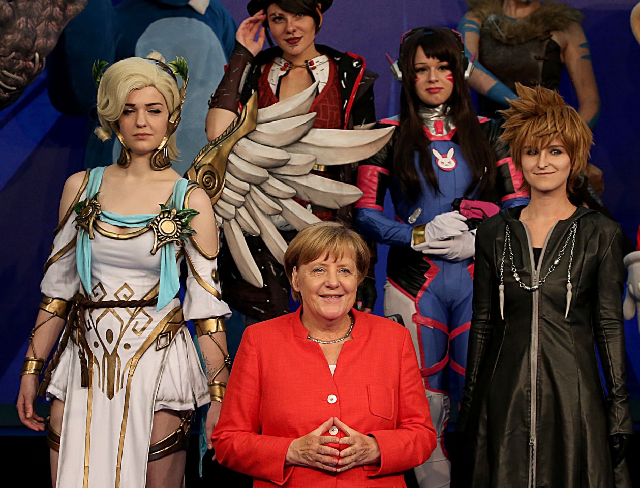 Auch Bundeskanzlerin Merkel kann sich dem Charme von Cosplayern scheinbar nicht entziehen.