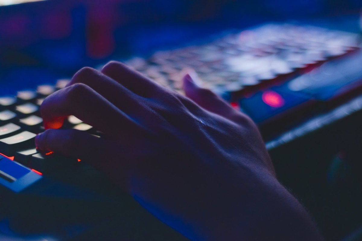 Hand auf einer leuchtenden Tastatur