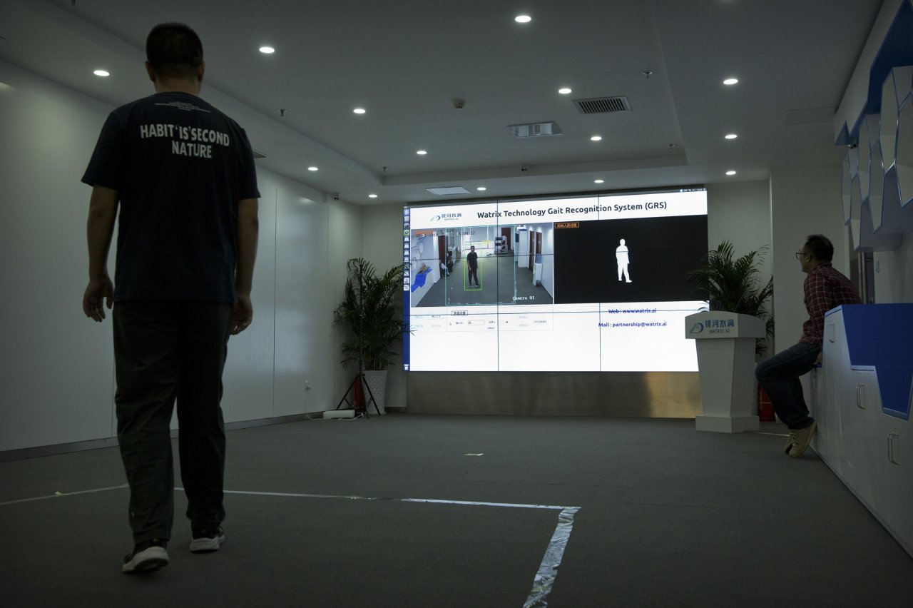 Als neues biometrisches Merkmal zur Identifizierung Verdächtiger setzt die chinesische Polizei derzeit auf die Gang-Erkennung.