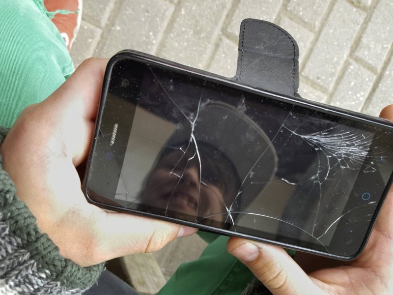 Handy mit gebrochenem Display