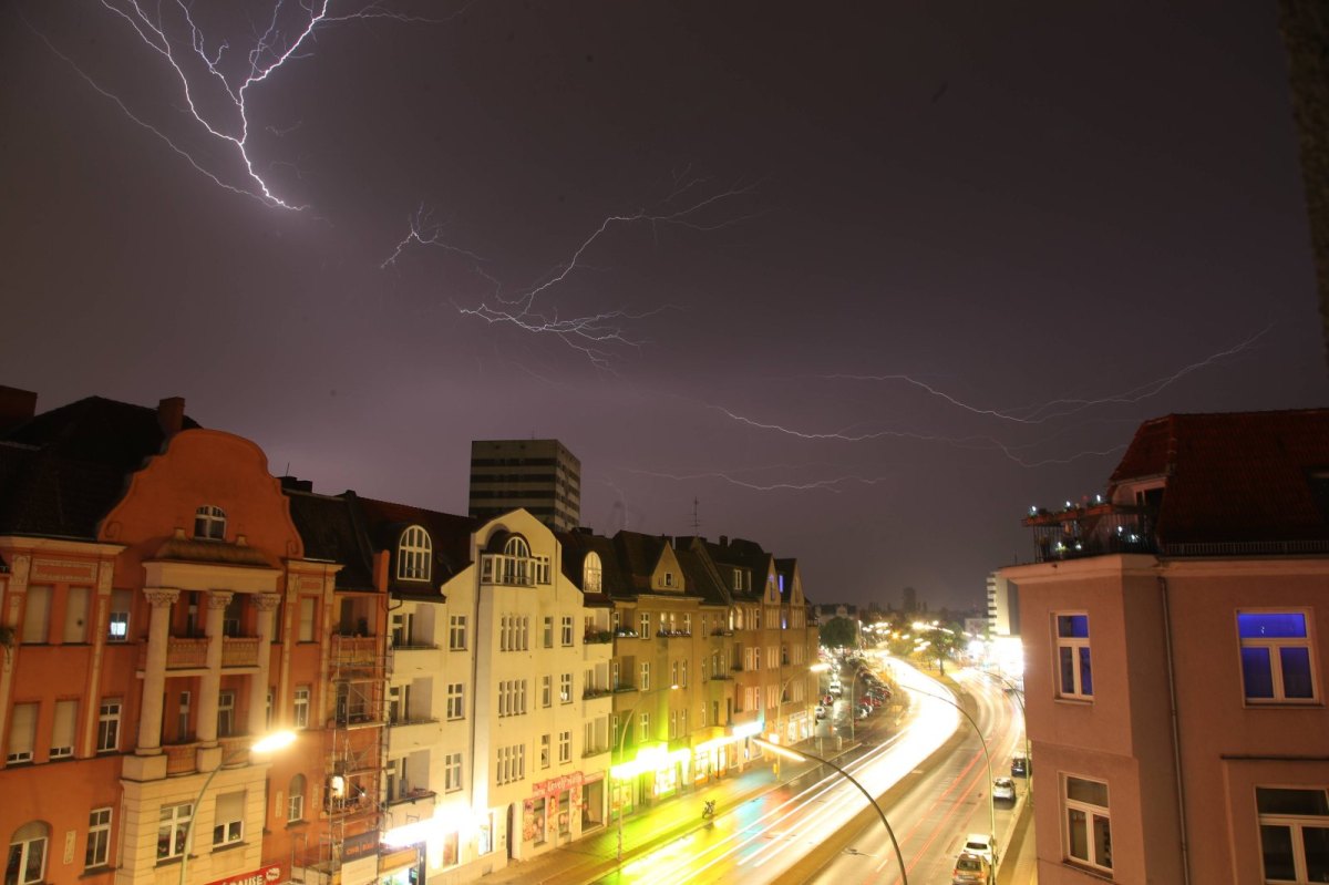 Gewitter mit Blitzen über Berliner Gebäuden